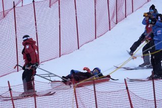 Mikaela Shiffrin a dû être évacuée sur civière samedi. KEYSTONE/AP/Robert F. Bukaty