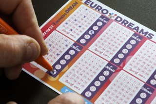 Proposé en Suisse et dans sept autres pays européens, le jeu Eurodreams offre un gain principal sous forme d'une rente mensuelle de 22'222 francs pour une durée de 30 ans. KEYSTONE/SALVATORE DI NOLFI
