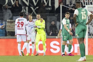 La joie de Théo Berdayes, Jan Kronig et du gardien Anthony Racioppi après le match entre le FC Sion et Grasshopper
