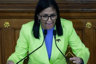 Sans la nommer, la présidente par interim du Venezuela, Delcy Rodriguez (photo), a invité Maria Corina Machado à rester à Washington. KEYSTONE/AP/Ariana Cubillos