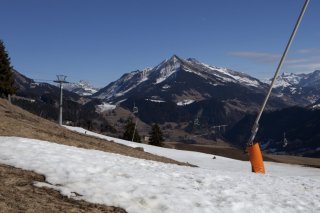 Le projet prévoit l'installation de 175 nouveaux canons à neige (109 à Leysin, 66 aux Mosses) pour contrer le manque de neige (image d'illustration). KEYSTONE/ANTHONY ANEX